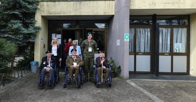 Uczestnicy uroczystości rocznicowych na Monte Cassino głosują na prezydenta RP